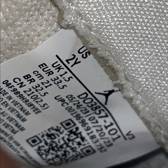 Air Jordan 11 Retro size 2 youth. - Picture 11 of 12